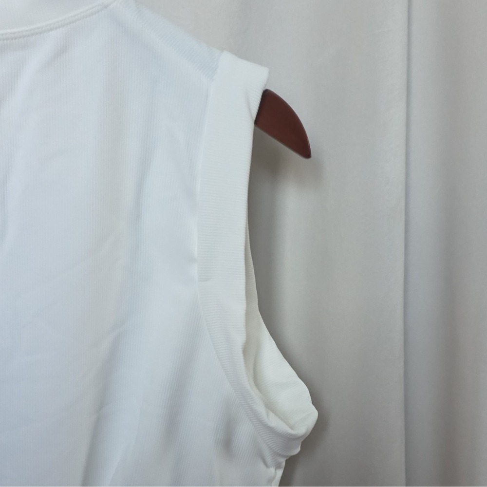 NWT Halara cropped yoga tank. Breathable, stretchy & pet-hair resistant. Size L. - Picture 9 of 12